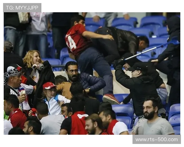 恩德里克禁区内抢点破门，里昂球迷起立鼓掌