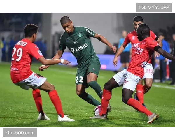 克莱蒙主场进行草皮整修，俱乐部表示将确保定位球主罚点区域平整